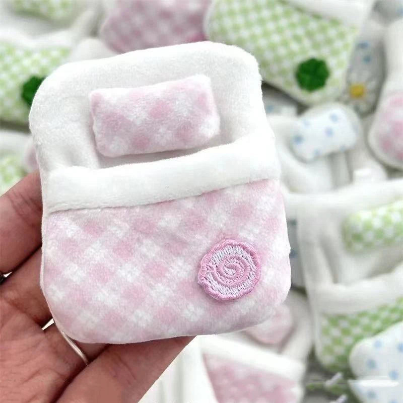 ▶1/3Pcs Cute Plush Four-leaf Clover Doll Bed 8*6*1CM Soft Sleeping Bag Mini Doll Room Decoration Furniture Doll Accessories