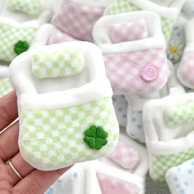 ▶1/3Pcs Cute Plush Four-leaf Clover Doll Bed 8*6*1CM Soft Sleeping Bag Mini Doll Room Decoration Furniture Doll Accessories