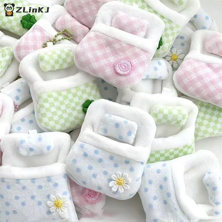 ▶1/3Pcs Cute Plush Four-leaf Clover Doll Bed 8*6*1CM Soft Sleeping Bag Mini Doll Room Decoration Furniture Doll Accessories