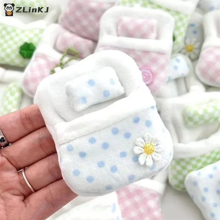 ▶1/3Pcs Cute Plush Four-leaf Clover Doll Bed 8*6*1CM Soft Sleeping Bag Mini Doll Room Decoration Furniture Doll Accessories
