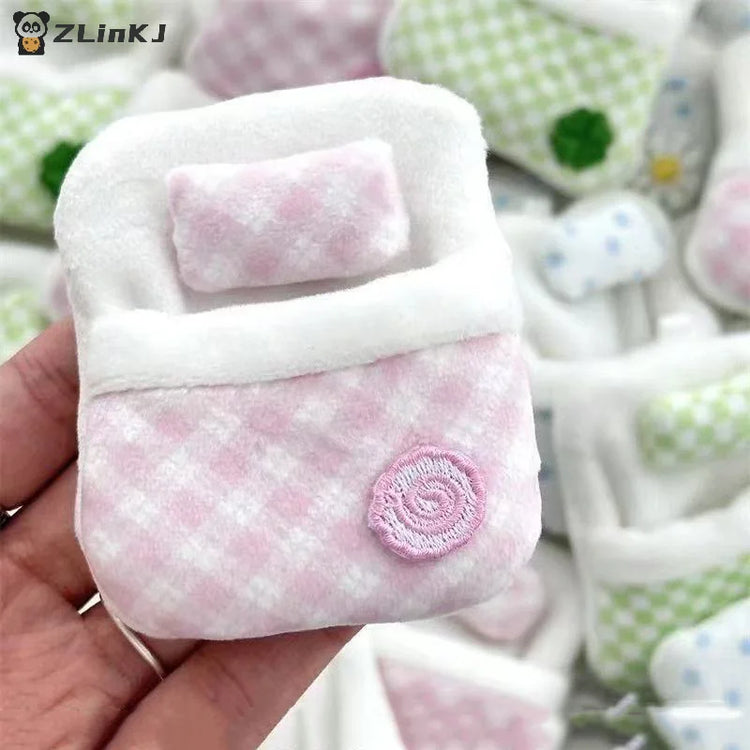 ▶1/3Pcs Cute Plush Four-leaf Clover Doll Bed 8*6*1CM Soft Sleeping Bag Mini Doll Room Decoration Furniture Doll Accessories