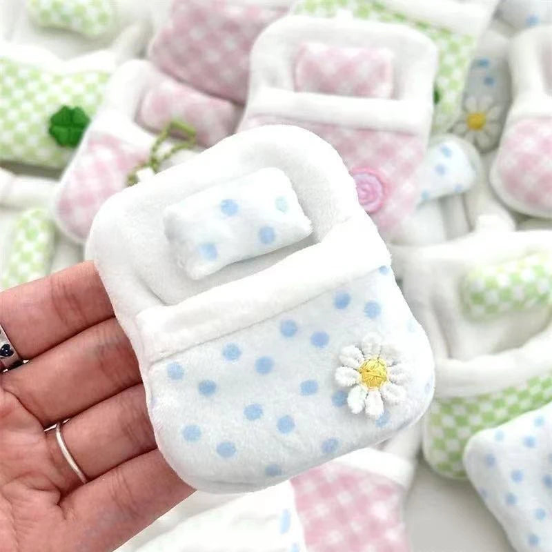 ▶1/3Pcs Cute Plush Four-leaf Clover Doll Bed 8*6*1CM Soft Sleeping Bag Mini Doll Room Decoration Furniture Doll Accessories