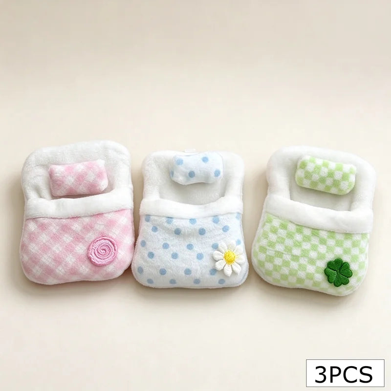 ▶1/3Pcs Cute Plush Four-leaf Clover Doll Bed 8*6*1CM Soft Sleeping Bag Mini Doll Room Decoration Furniture Doll Accessories