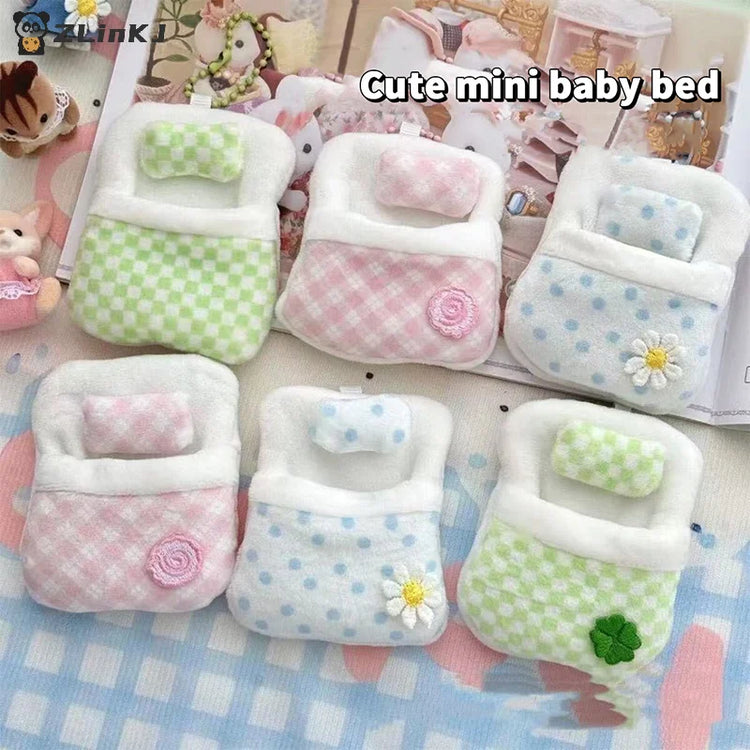 ▶1/3Pcs Cute Plush Four-leaf Clover Doll Bed 8*6*1CM Soft Sleeping Bag Mini Doll Room Decoration Furniture Doll Accessories